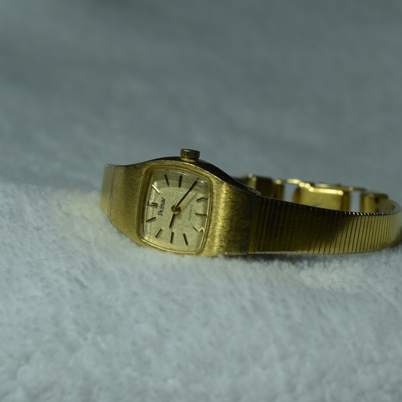 Vintage Pulsar Gold Tone Quartz Watch with Security Chain - Picture 8 of 11